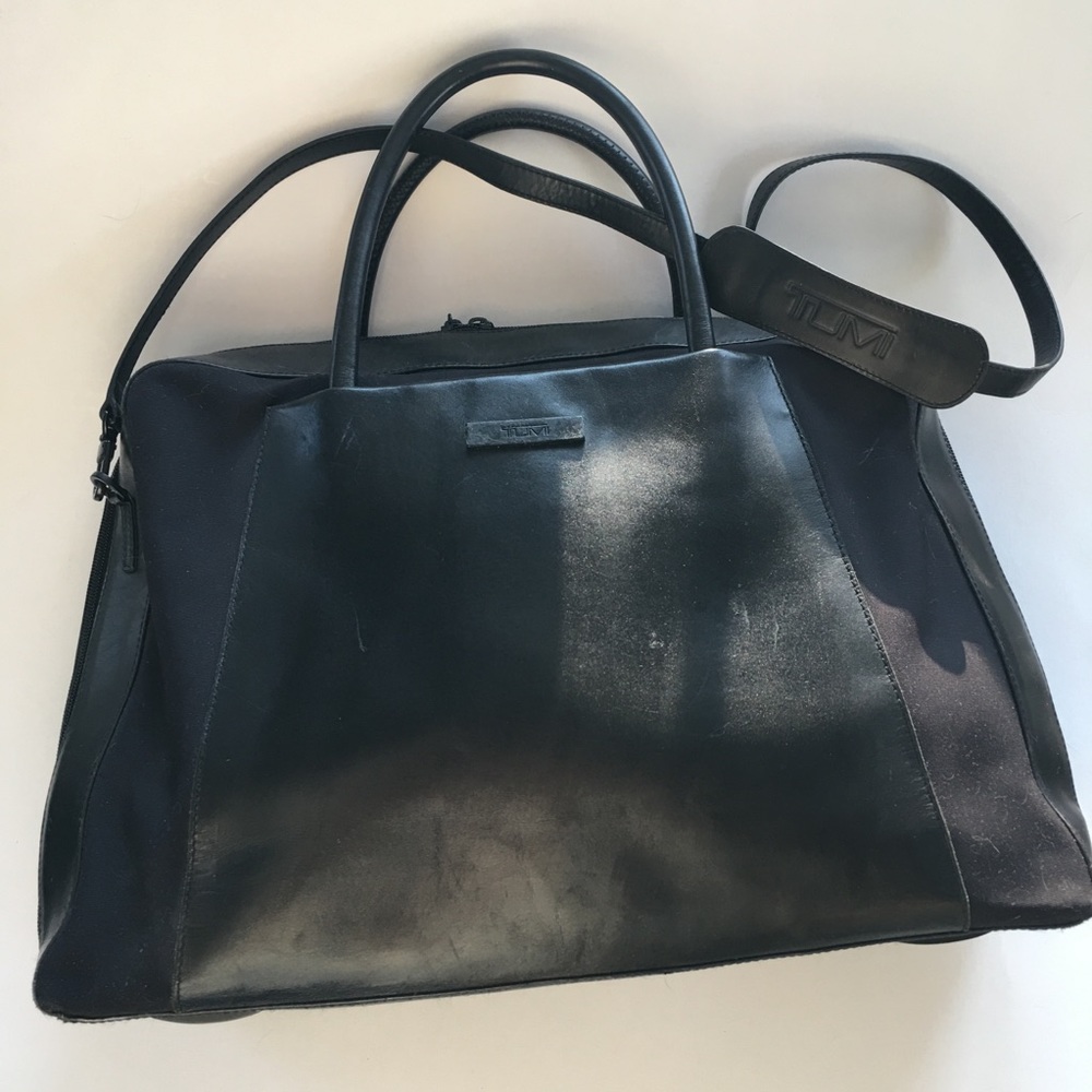 TUMi Leather executive bag, Black on Black, full zip, 3 pockets, shoulder strap